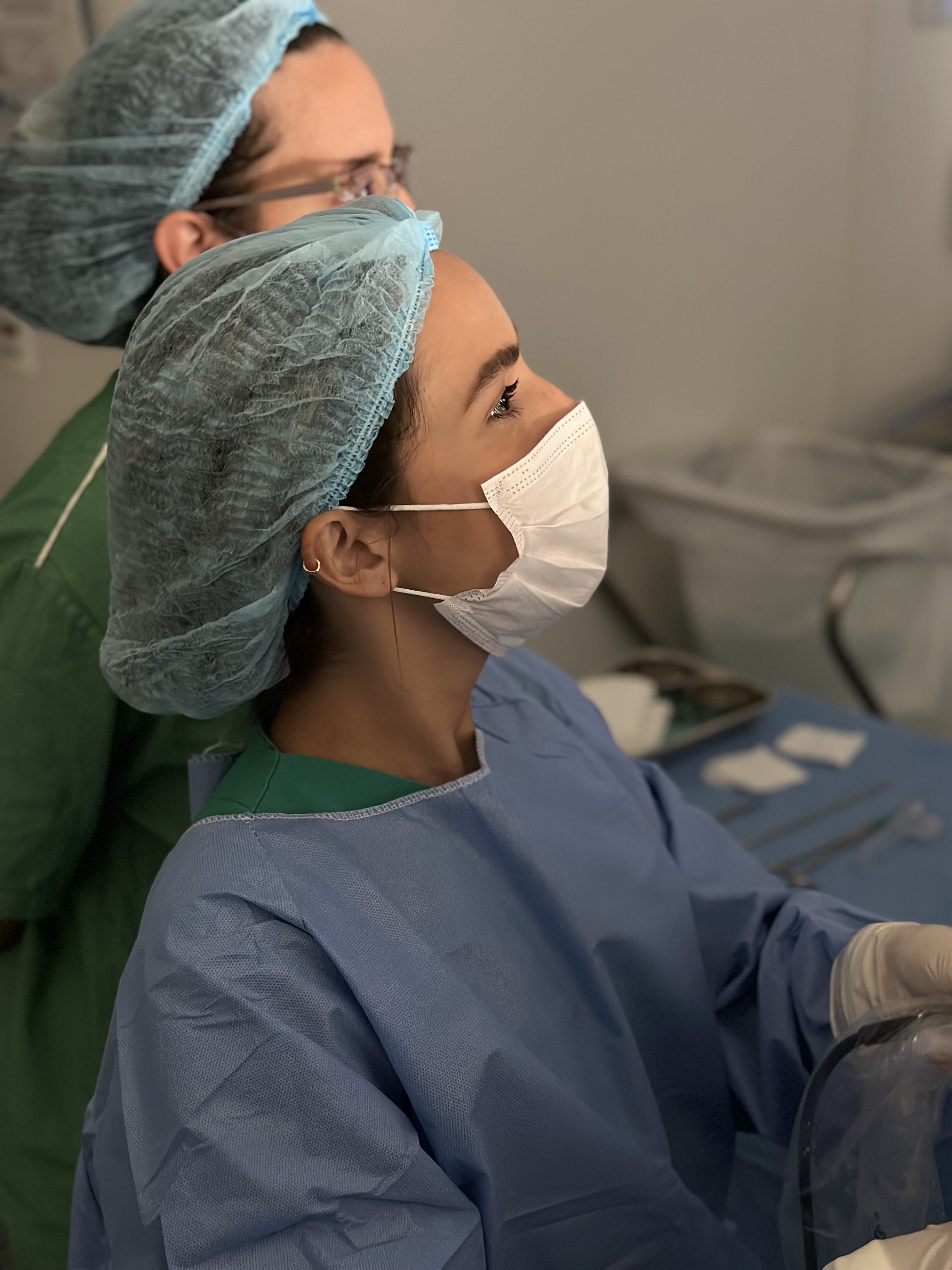 Dra. Gabriela em cirurgia